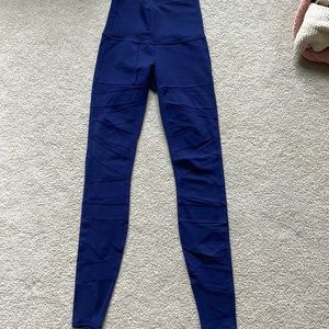 Lululemon High Rise Blue Luon Legging with Mesh cut outs - Size 4